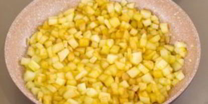 Шаг 3: блинчиков с яблоками под безе