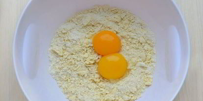 Шаг 1: галеты с безе и ягодами