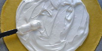 Шаг 6: галеты с безе и ягодами