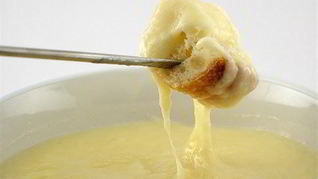 Рецепт Фондю с тремя видами сыра и шампанским