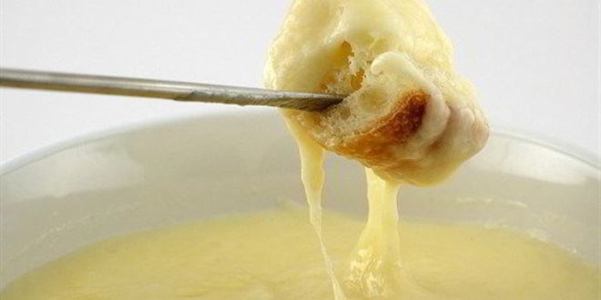 Рецепт Фондю с тремя видами сыра и шампанским