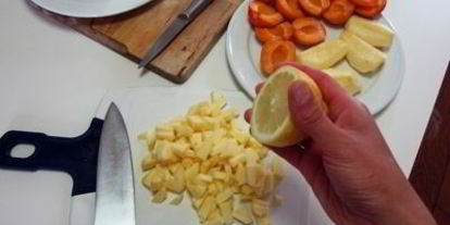 Шаг 1: клафути с абрикосами и яблоками