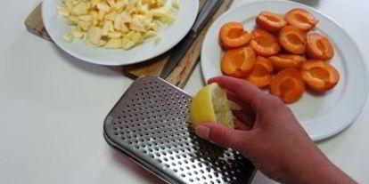 Шаг 2: клафути с абрикосами и яблоками