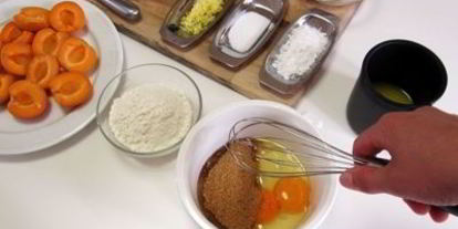 Шаг 3: клафути с абрикосами и яблоками