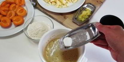 Шаг 4: клафути с абрикосами и яблоками