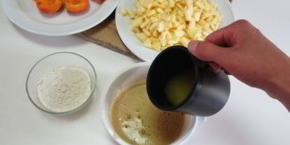 Шаг 5: клафути с абрикосами и яблоками