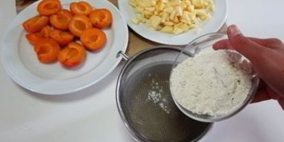 Шаг 6: клафути с абрикосами и яблоками