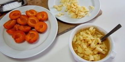 Шаг 7: клафути с абрикосами и яблоками