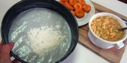 Шаг 9: клафути с абрикосами и яблоками