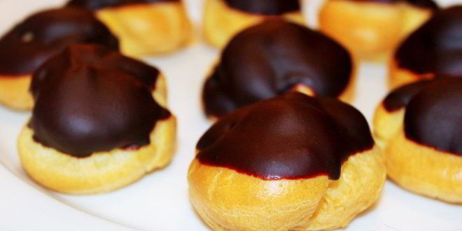 Рецепт биньего с кремом шантильи, покрытый шоколадным ганашем