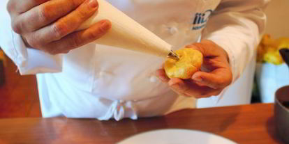 Шаг 14: биньего с кремом шантильи, покрытый шоколадным ганашем