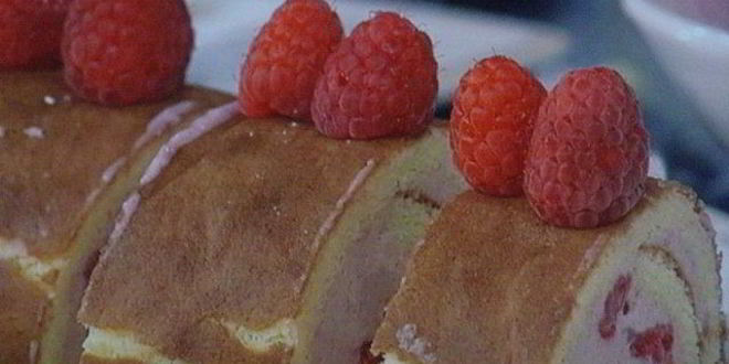 Рецепт Бисквитного рулета с вишневым кремом и малиной