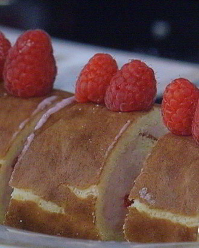 Рецепт бисквитного рулета с вишневым кремом и малиной