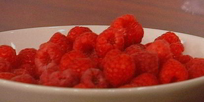 Шаг 10: бисквитного рулета с вишневым кремом и малиной