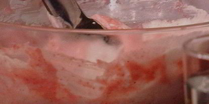 Шаг 11: бисквитного рулета с вишневым кремом и малиной