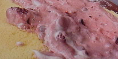 Шаг 12: бисквитного рулета с вишневым кремом и малиной