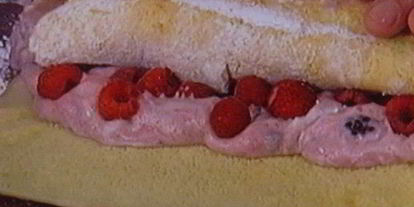 Шаг 13: бисквитного рулета с вишневым кремом и малиной