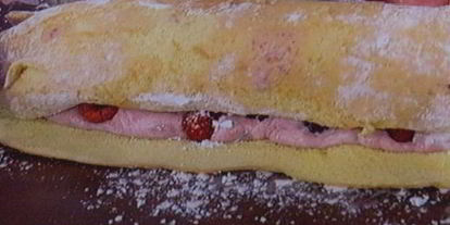 Шаг 14: бисквитного рулета с вишневым кремом и малиной