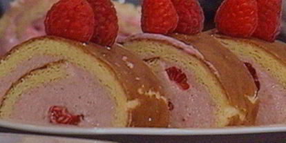 Шаг 15: бисквитного рулета с вишневым кремом и малиной