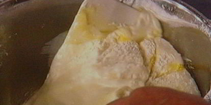 Шаг 2: бисквитного рулета с вишневым кремом и малиной