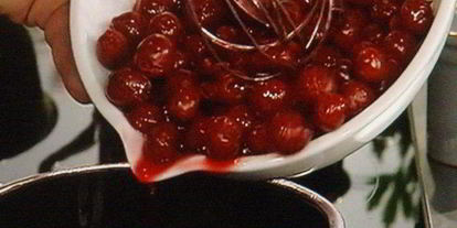 Шаг 7: бисквитного рулета с вишневым кремом и малиной