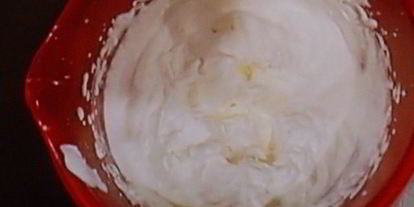 Шаг 9: бисквитного рулета с вишневым кремом и малиной