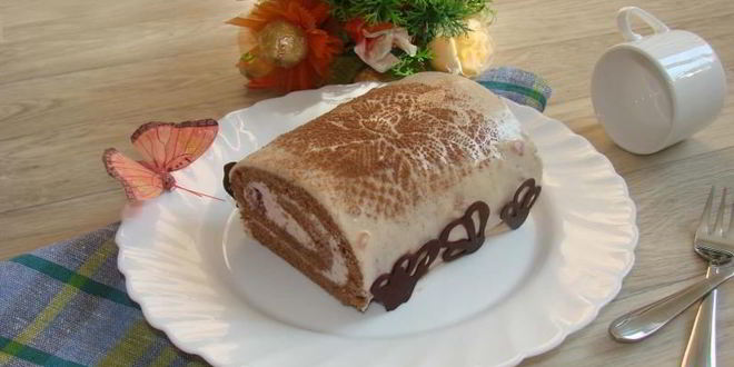 Рецепт Бисквитного шоколадного рулета со сливочным кремом, ежевикой и клубникой