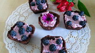 Рецепт Шоколадных корзиночек с творожным кремом для легкого завтрака