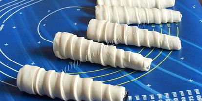 Шаг 3: трубочек из слоеного теста с кремом