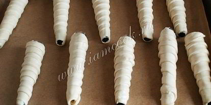 Шаг 4: трубочек из слоеного теста с кремом