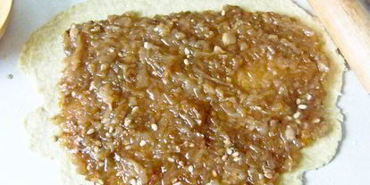 Шаг 9: рулета с луковым мармеладом