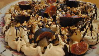 Рецепт Меренги с грушами, сливками, грецким орехом и шоколадным соусом