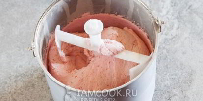 Шаг 5: мороженого из банана и клубники