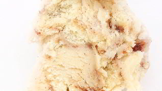 Рецепт Мороженого с кусочками булочки синнабон и коричным соусом