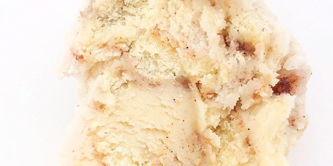 Рецепт мороженого с кусочками булочки синнабон и коричным соусом