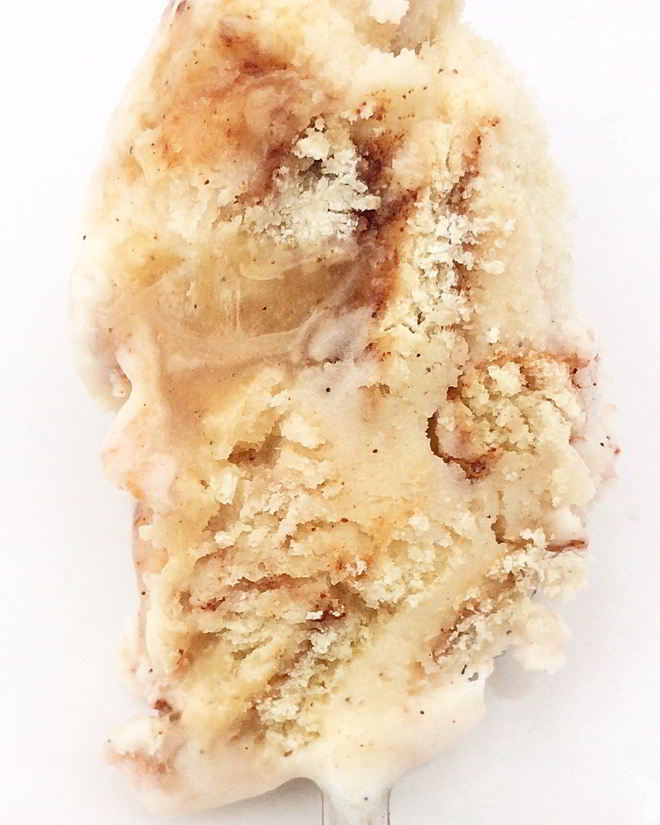 Рецепт мороженого с кусочками булочки синнабон и коричным соусом