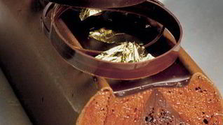 Рецепт Шоколадного бисквита с муссом из горького шоколада и апельсиновым конфитюром