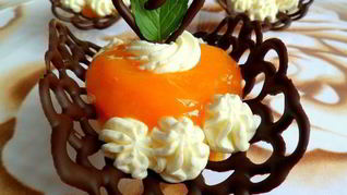 Рецепт Шоколадных лодочек с манговым муссом и взбитыми сливками