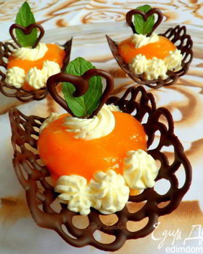 Рецепт шоколадных лодочек с манговым муссом и взбитыми сливками