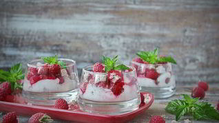 Рецепт Сливочного мусса с малиной и лимонными отрубями