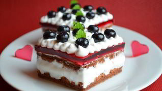 Рецепт Тирамису с кокосовым муссом, малиновым желе и черникой