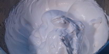 Шаг 20: торта-мусса с клюквой и пралине