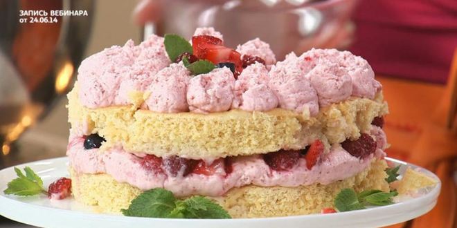 Рецепт Миндального бисквита под ягодным суфле