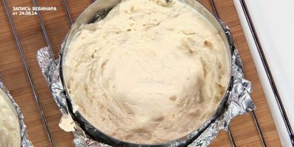 Шаг 2: миндального бисквита под ягодным суфле