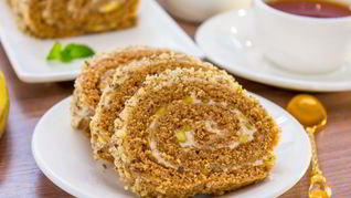 Рецепт Шоколадного рулета с банановым суфле и грецкими орехами