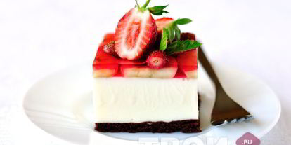 Шаг 10: торта-суфле с клубникой и бананами