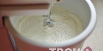 Шаг 4: торта-суфле с клубникой и бананами