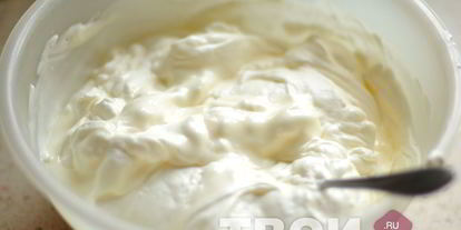 Шаг 5: торта-суфле с клубникой и бананами