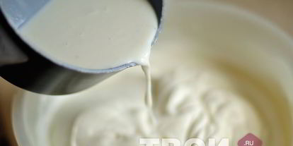 Шаг 6: торта-суфле с клубникой и бананами