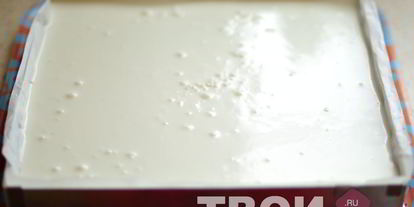 Шаг 7: торта-суфле с клубникой и бананами